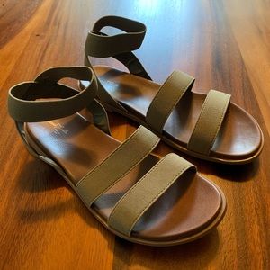 Universal Thread sandals size 8.5 new with box